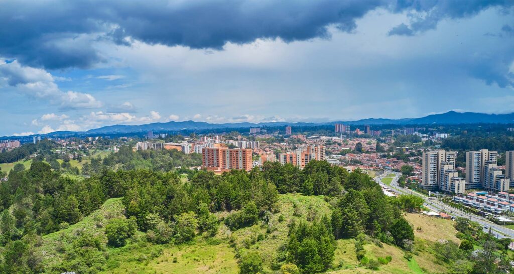 Panorámica de proyectos residenciales y zonas verdes en Rionegro, Oriente Antioqueño, como ejemplo de desarrollo urbano sostenible.